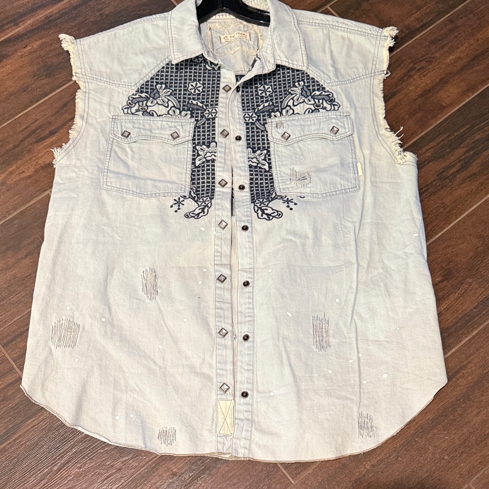 NWOT FREE PEOPLE  we the free sleeveless embroidered denim shirt, L